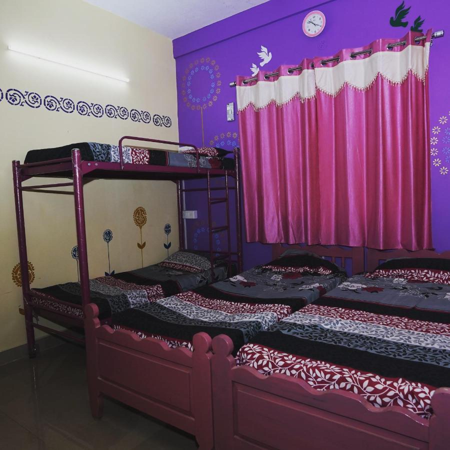 Easvari Grand Pg For Women - Female Only Albergue Madrás Exterior foto